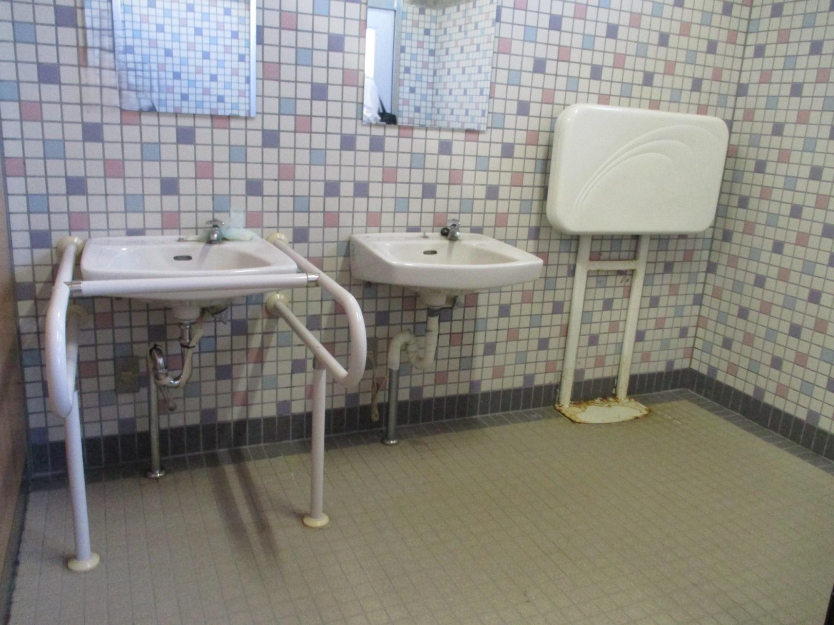 多目的トイレ内部-2